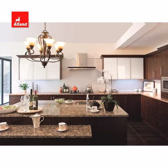 Mobili da cucina verdi in legno massello personalizzati in stile shaker bianco